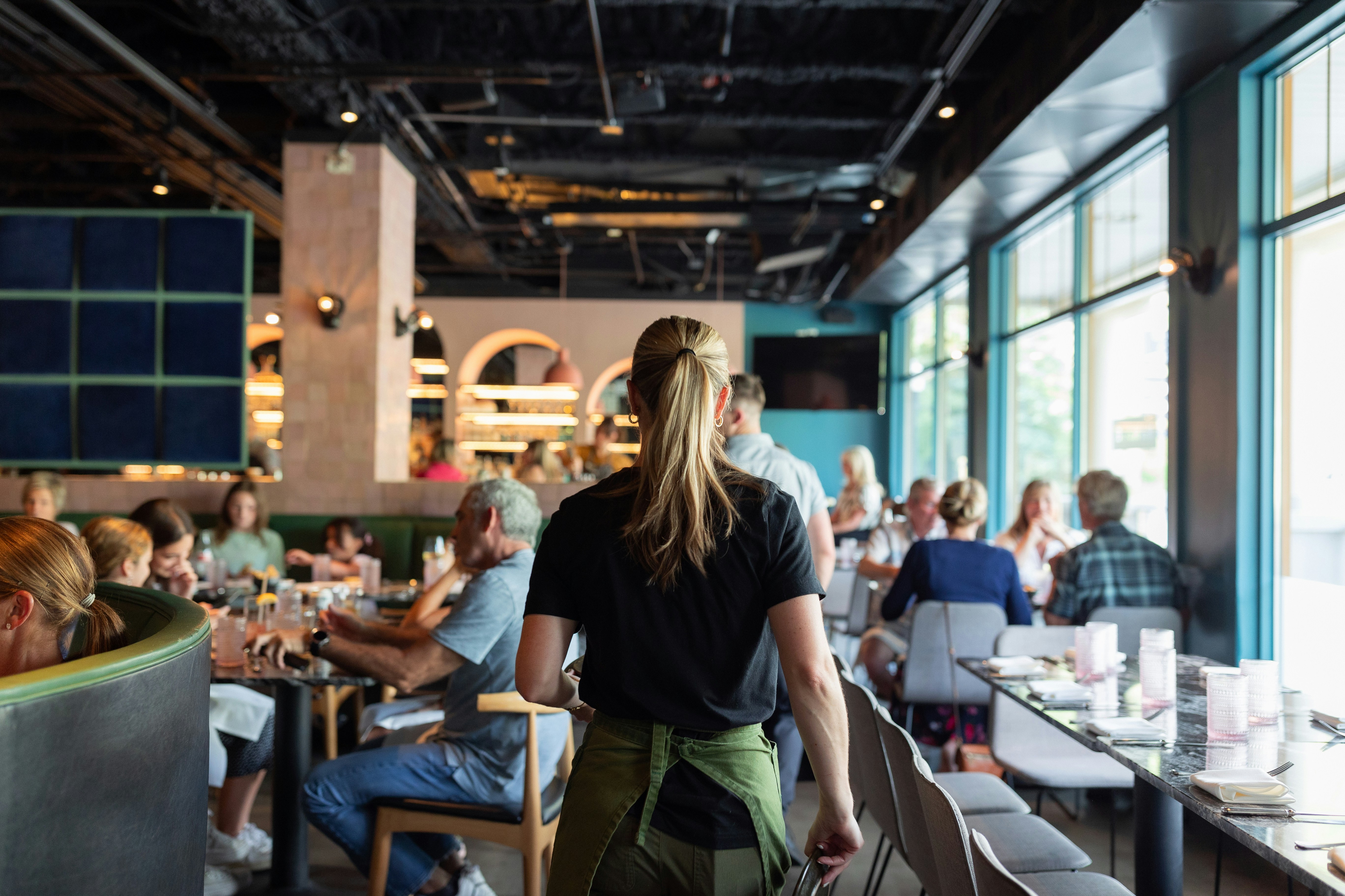 Equipo de sala en pleno servicio en el restaurante